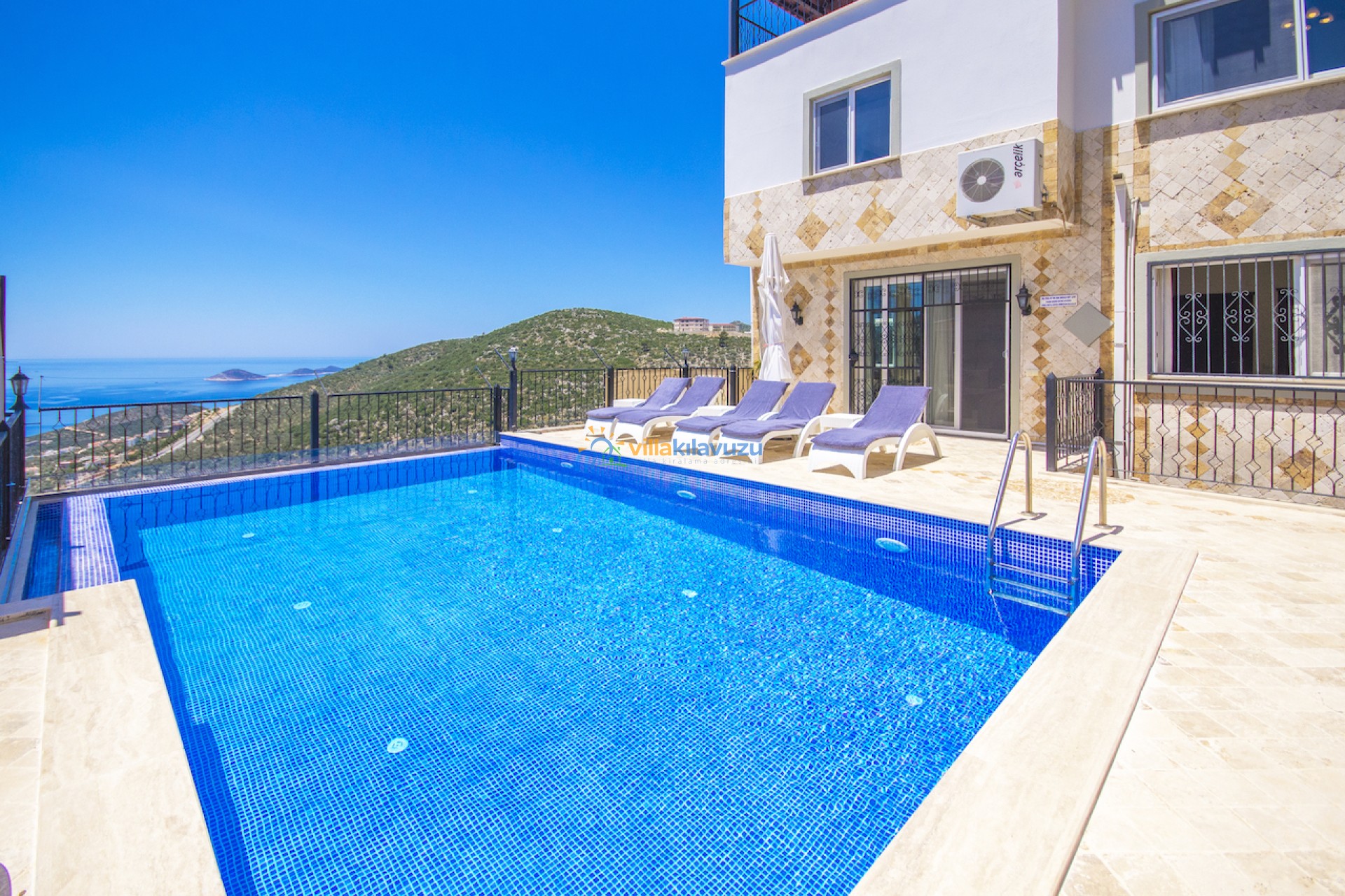 kalabalik-aileler-icin-muhafazakar-villa-27_545.jpg