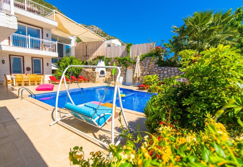 Kaş Muhafazakar Kiralık Villalar | Villa Kılavuzu: Mahremiyet ve Konforun Zirvesi